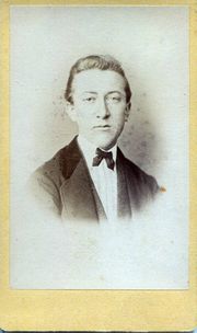 Mann mit Fliege Greiner.jpg