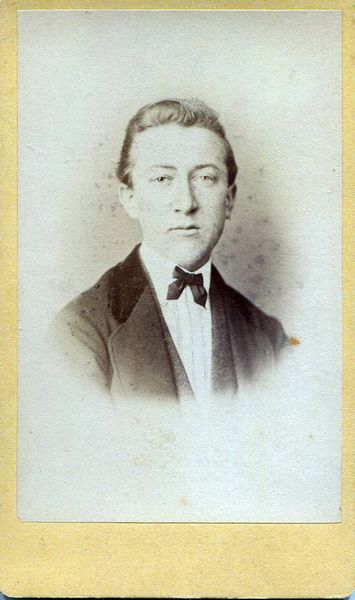 Datei:Mann mit Fliege Greiner.jpg