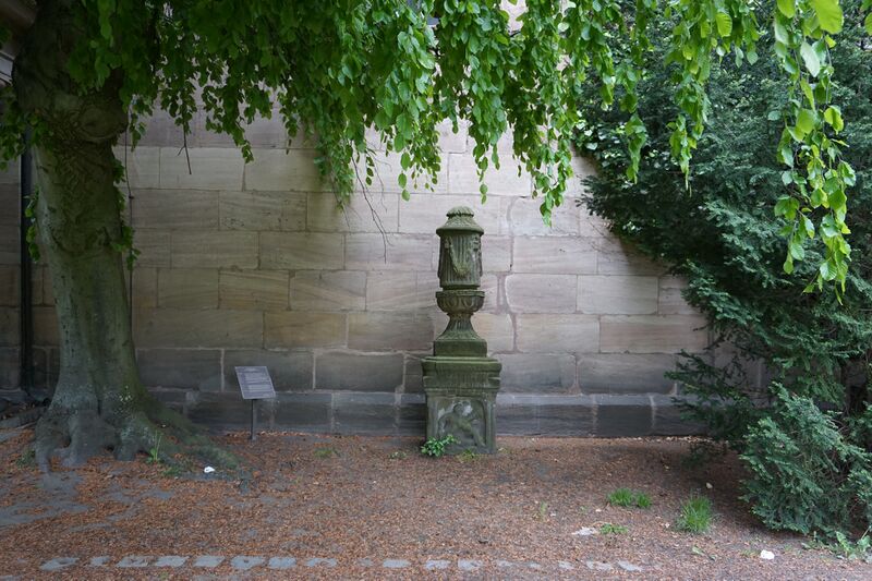 Datei:Grabstein Gg.Eckart-2.jpeg