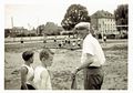Schulsportfest an der alten Schule in Stadeln, 1960 <span class="smw-highlighter" data-type="8" data-state="inline" data-title="Hinweis" title="Urheber: unbekanntLizenz: CC BY-SA 3.0"><span class="smwtticon note"></span><span class="smwttcontent">Urheber: unbekannt<br><br>Lizenz: CC BY-SA 3.0</span></span>