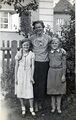 Familie Harscher, hier Mutter Margarette Harscher mit den Töchtern Hedwig und Lotte, ca. 1940 <span class="smw-highlighter" data-type="8" data-state="inline" data-title="Hinweis" title="Lizenz: CC BY-SA 3.0"><span class="smwtticon note"></span><span class="smwttcontent">Lizenz: CC BY-SA 3.0</span></span>
