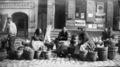Markttag mit Marktständen und Ketznfrauen auf dem heutigen Obstmarkt, ca. 1910 <span class="smw-highlighter" data-type="8" data-state="inline" data-title="Hinweis" title="Urheber: Johann Georg Heinrich LotterLizenz: Bildlizenz-Stadtarchiv"><span class="smwtticon note"></span><span class="smwttcontent">Urheber: <!--LINK'" 0:0--><br><br>Lizenz: Bildlizenz-Stadtarchiv</span></span>