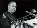 US General Crosbie E. Saint bei der Verabschiedung OB Scherzer in der Stadthalle, April 1984 <span class="smw-highlighter" data-type="8" data-state="inline" data-title="Hinweis" title="Lizenz: Bildlizenz-Stadtarchiv"><span class="smwtticon note"></span><span class="smwttcontent">Lizenz: Bildlizenz-Stadtarchiv</span></span>