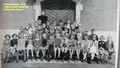 Klassenfoto der 1. Klasse 1954 mit Lehrerin Bauer vor der Turnhalle (mit Namensliste s. u.) <span class="smw-highlighter" data-type="8" data-state="inline" data-title="Hinweis" title="Lizenz: CC BY-SA 3.0"><span class="smwtticon note"></span><span class="smwttcontent">Lizenz: CC BY-SA 3.0</span></span>