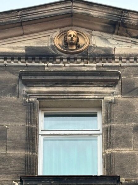 Datei:Blumenstraße 45 Detail Büste.jpeg