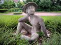 Freiplastik "Knabe mit Hut" (Kunststein, 1965-66) von Gudrun Kunstmann (Juni 2022) <span class="smw-highlighter" data-type="8" data-state="inline" data-title="Hinweis" title="Urheber: Ralph StenzelLizenz: CC BY-SA 3.0"><span class="smwtticon note"></span><span class="smwttcontent">Urheber: <!--LINK'" 0:56--><br><br>Lizenz: CC BY-SA 3.0</span></span>
