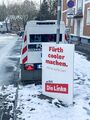 "Getarnte" Verkehrskontrolle hinter einem Wahlplakat der Linken in der Würzburger Straße, Feb. 2026 <span class="smw-highlighter" data-type="8" data-state="inline" data-title="Hinweis" title="Lizenz: CC BY-SA 4.0"><span class="smwtticon note"></span><span class="smwttcontent">Lizenz: CC BY-SA 4.0</span></span>