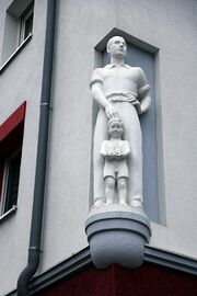 Buschingstr. 10 Steinplastik.JPG
