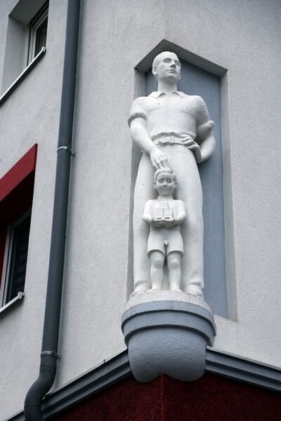 Datei:Buschingstr. 10 Steinplastik.JPG