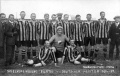 Die Mannschaft der Spielvereinigung in der Saison 1914/ 1915. <a class="mw-selflink selflink">Julius Hirsch</a> (4.v.r.) <span class="smw-highlighter" data-type="8" data-state="inline" data-title="Hinweis" title="Urheber: unbekanntLizenz: Bildlizenz-Stadtarchiv"><span class="smwtticon note"></span><span class="smwttcontent">Urheber: unbekannt<br><br>Lizenz: Bildlizenz-Stadtarchiv</span></span>