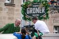 Volker Heißmann und Martin Rassau für die Grüner Brauerei auf dem Erntedankfestzug Okt. 2014 <span class="smw-highlighter" data-type="8" data-state="inline" data-title="Hinweis" title="Urheber: Kamran SalimiLizenz: CC BY-SA 4.0"><span class="smwtticon note"></span><span class="smwttcontent">Urheber: <!--LINK'" 0:52--><br><br>Lizenz: CC BY-SA 4.0</span></span>