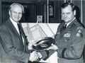 OB Scherzer mit Vertreter der US Army Robert Drudik, Nov 1983 <span class="smw-highlighter" data-type="8" data-state="inline" data-title="Hinweis" title="Urheber: unbekanntLizenz: Bildlizenz-Stadtarchiv"><span class="smwtticon note"></span><span class="smwttcontent">Urheber: unbekannt<br><br>Lizenz: Bildlizenz-Stadtarchiv</span></span>