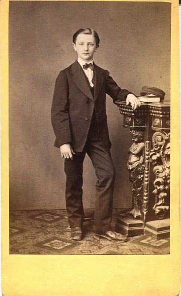 Datei:Kind mit Säule Greiner.jpg