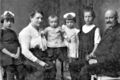 Familie Mulini (v.l.n.r.): Betty, Mutter Babette, Leopold, Marianna, Anna und Vater Giorgio Mulini, ... <span class="smw-highlighter" data-type="8" data-state="inline" data-title="Hinweis" title="Familie Mulini (v.l.n.r.): Betty, Mutter Babette, Leopold, Marianna, Anna und Vater Giorgio Mulini, ca. 1923Urheber: Familie MuliniLizenz: CC BY-SA 3.0"><span class="smwtticon note"></span><span class="smwttcontent">Familie Mulini (v.l.n.r.): Betty, Mutter Babette, Leopold, Marianna, Anna und Vater Giorgio Mulini, ca. 1923<br>Urheber: Familie Mulini<br><br><br>Lizenz: CC BY-SA 3.0</span></span>