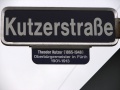 Straßenschild Kutzerstraße mit Erläuterung <span class="smw-highlighter" data-type="8" data-state="inline" data-title="Hinweis" title="Urheber: BaringelLizenz: CC BY-SA 3.0"><span class="smwtticon note"></span><span class="smwttcontent">Urheber: <!--LINK'" 2:433--><br><br>Lizenz: CC BY-SA 3.0</span></span>