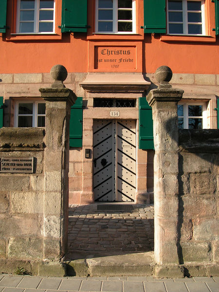 Datei:Pfarrhaus Eingang.jpg