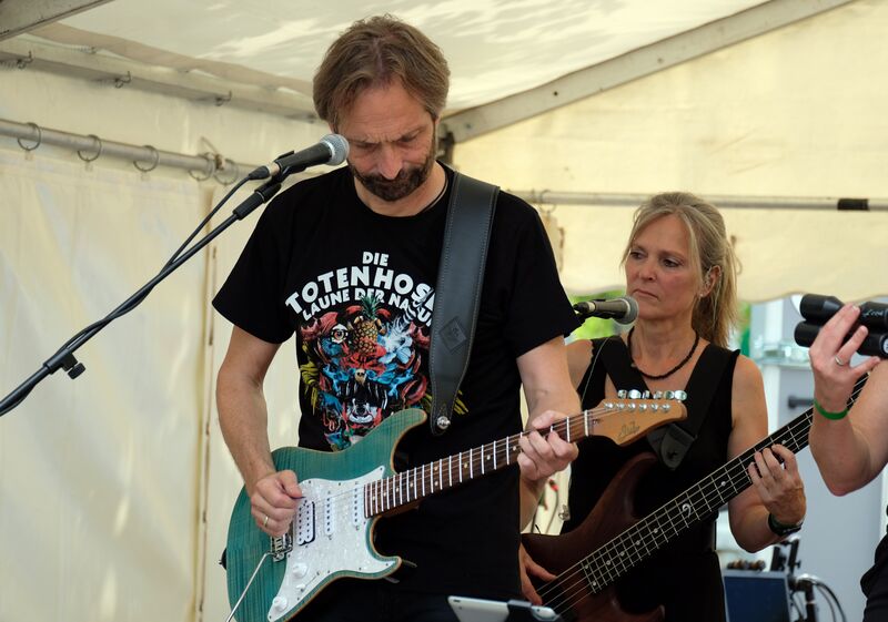 Datei:6 Feet Four 2.jpg