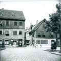 Löwenplatz; Bergstraße 2 (links), Beginn Staudengasse, Mohrenstraße 32 (rechts), 1952 <span class="smw-highlighter" data-type="8" data-state="inline" data-title="Hinweis" title="Lizenz: CC BY-SA 3.0"><span class="smwtticon note"></span><span class="smwttcontent">Lizenz: CC BY-SA 3.0</span></span>