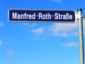 Straßenschild Manfred-Roth-Straße <span class="smw-highlighter" data-type="8" data-state="inline" data-title="Hinweis" title="Urheber: BaringelLizenz: CC BY-SA 3.0"><span class="smwtticon note"></span><span class="smwttcontent">Urheber: <!--LINK'" 2:11--><br><br>Lizenz: CC BY-SA 3.0</span></span>