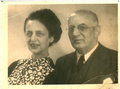 Hugo und Clementine Mosbacher <span class="smw-highlighter" data-type="8" data-state="inline" data-title="Hinweis" title="Urheber: unbekanntLizenz: Bildlizenz-YadVashem"><span class="smwtticon note"></span><span class="smwttcontent">Urheber: unbekannt<br>Lizenz: Bildlizenz-YadVashem</span></span>