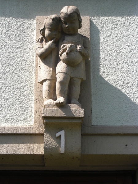 Datei:Pfeiferstr. 1 Wandplastik.JPG