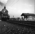 Schienengleicher Bahnübergang mit Schrankenwärterhäuschen am Gemeindeweg Stadeln – Kronach, 1935 ... <span class="smw-highlighter" data-type="8" data-state="inline" data-title="Hinweis" title="Schienengleicher Bahnübergang mit Schrankenwärterhäuschen am Gemeindeweg Stadeln – Kronach, 1935 (1967 Ersatz durch die heute marode Bahnbrücke Theodor-Heuss-Straße)Urheber: unbekanntLizenz: CC BY-SA 3.0"><span class="smwtticon note"></span><span class="smwttcontent">Schienengleicher Bahnübergang mit Schrankenwärterhäuschen am Gemeindeweg Stadeln – Kronach, 1935 (1967 Ersatz durch die heute marode Bahnbrücke Theodor-Heuss-Straße)<br>Urheber: unbekannt<br><br>Lizenz: CC BY-SA 3.0</span></span>