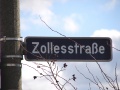 Straßenschild Zollesstraße <span class="smw-highlighter" data-type="8" data-state="inline" data-title="Hinweis" title="Urheber: BaringelLizenz: CC BY-SA 3.0"><span class="smwtticon note"></span><span class="smwttcontent">Urheber: <!--LINK'" 2:1389--><br><br>Lizenz: CC BY-SA 3.0</span></span>