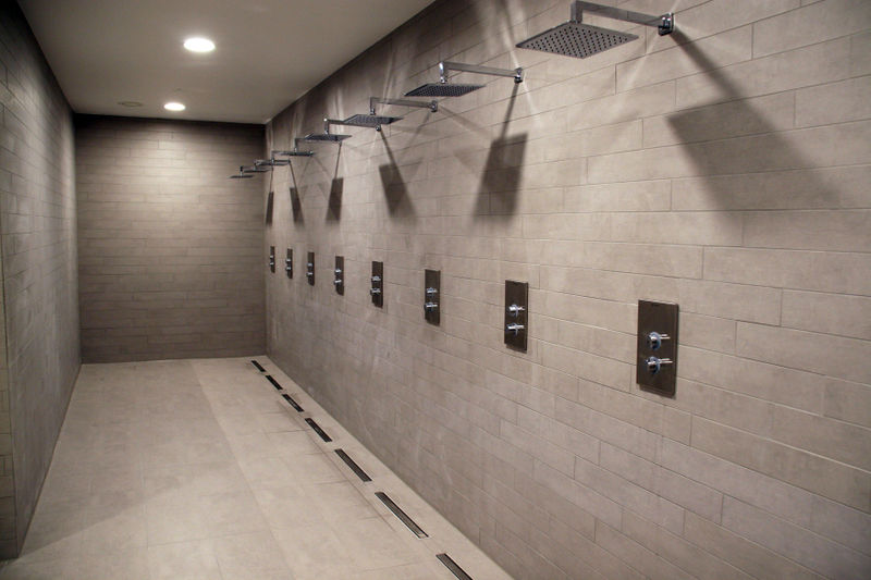 Datei:Ronhof 2017 Heim-Spielerduschen.jpg