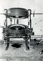 Heißdampfpresse zur Reifen-Vulkanisierung - Foto Reifen-Reichel, ca. 1960 <span class="smw-highlighter" data-type="8" data-state="inline" data-title="Hinweis" title="Lizenz: CC BY-SA 3.0"><span class="smwtticon note"></span><span class="smwttcontent">Lizenz: CC BY-SA 3.0</span></span>