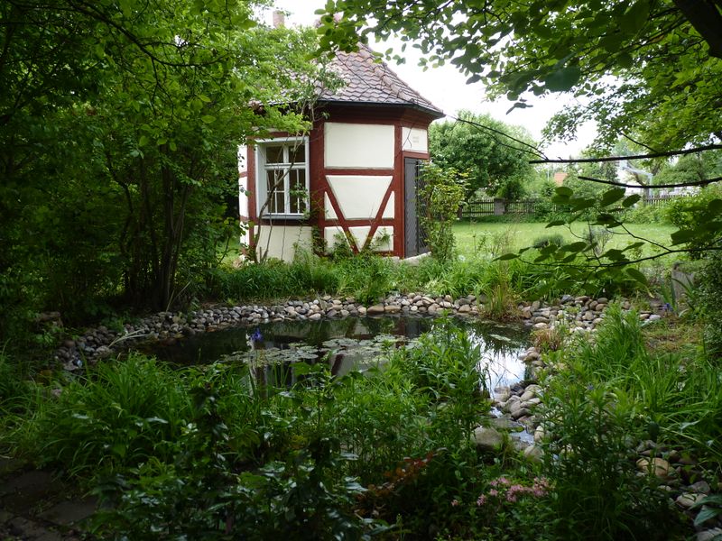 Datei:Salettchen mit Gartenteich.JPG