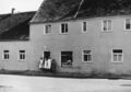 ehem. Metzgerei Fleischmann mit Belegschaft im Vorgängerbau in Stadeln, heute <!--LINK'" 0:238--> <span class="smw-highlighter" data-type="8" data-state="inline" data-title="Hinweis" title="Urheber: unbekanntLizenz: CC BY-SA 3.0"><span class="smwtticon note"></span><span class="smwttcontent">Urheber: unbekannt<br>Lizenz: CC BY-SA 3.0</span></span>
