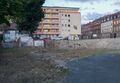 Baugrube nach dem Abriss des Gebäudes Erlanger Straße 1, Juli 2022 <span class="smw-highlighter" data-type="8" data-state="inline" data-title="Hinweis" title="Urheber: Kamran SalimiLizenz: CC BY-SA 4.0"><span class="smwtticon note"></span><span class="smwttcontent">Urheber: <!--LINK'" 0:44--><br><br>Lizenz: CC BY-SA 4.0</span></span>