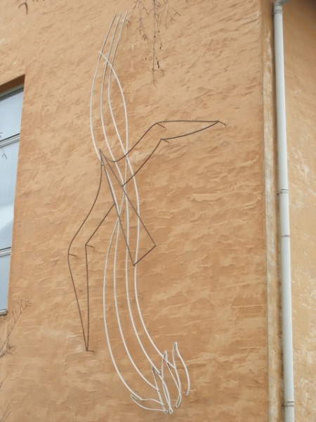 Datei:Schule Burgfarrnbach Drahtplastik.JPG