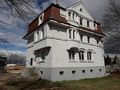 Historische Fabrikantenvilla von 1910 auf dem ehemaligen Werksgelände von Faurecia <span class="smw-highlighter" data-type="8" data-state="inline" data-title="Hinweis" title="Urheber: Michael KraußLizenz: CC BY-SA 3.0"><span class="smwtticon note"></span><span class="smwttcontent">Urheber: Michael Krauß<br><br>Lizenz: CC BY-SA 3.0</span></span>