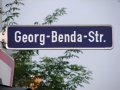Straßenschild Georg-Benda-Straße <span class="smw-highlighter" data-type="8" data-state="inline" data-title="Hinweis" title="Urheber: BaringelLizenz: CC BY-SA 3.0"><span class="smwtticon note"></span><span class="smwttcontent">Urheber: <!--LINK'" 2:296--><br><br>Lizenz: CC BY-SA 3.0</span></span>