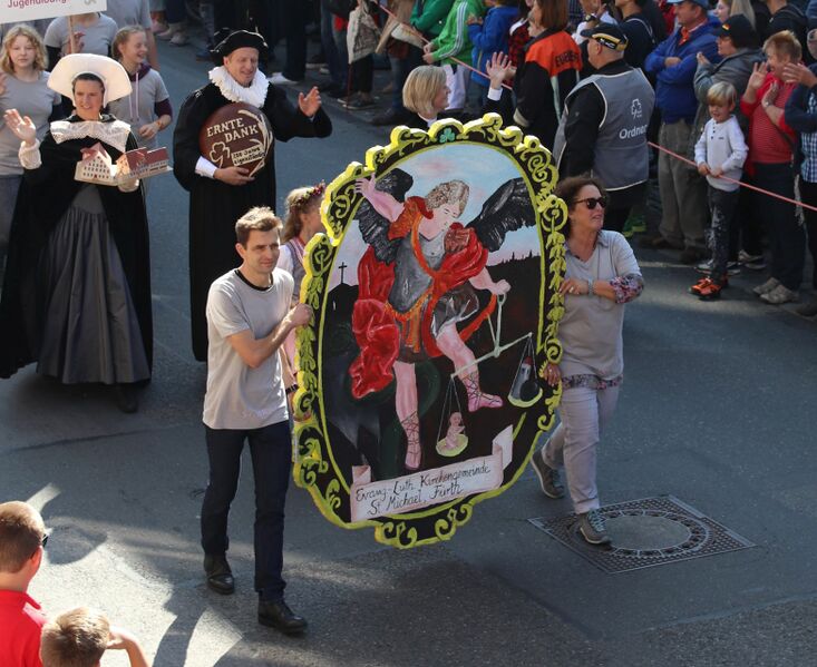 Datei:St. Michael auf Erntedankzug.JPG