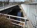 Die Dambacher Brücke, bestehend aus einer Straßenbrücke (links) und<br/> einer Geh- und ... <span class="smw-highlighter" data-type="8" data-state="inline" data-title="Hinweis" title="Die Dambacher Brücke, bestehend aus einer Straßenbrücke (links) und einer Geh- und Radwegbrücke (rechts) - Blick zum linken UferUrheber: AquilexLizenz: CC BY-SA 3.0"><span class="smwtticon note"></span><span class="smwttcontent">Die Dambacher Brücke, bestehend aus einer Straßenbrücke (links) und<br/> einer Geh- und Radwegbrücke (rechts) - Blick zum linken Ufer<br>Urheber: Aquilex<br><br>Lizenz: CC BY-SA 3.0</span></span>