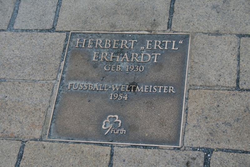 Datei:Ehrenweg Herbert Erhardt.JPG