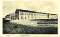 Die Infanteriekaserne in der Südstadt mit nachträglich retuschierten Soldaten, gel. 1915 <span class="smw-highlighter" data-type="8" data-state="inline" data-title="Hinweis" title="Urheber: Kamran SalimiLizenz: CC BY-SA 3.0"><span class="smwtticon note"></span><span class="smwttcontent">Urheber: <!--LINK'" 0:18--><br><br>Lizenz: CC BY-SA 3.0</span></span>