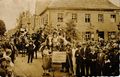 Kirchweih 1925 vor dem Gasthaus "Zum Weißen Roß" mit dem Vergnügungsverein "Edelweiß" <span class="smw-highlighter" data-type="8" data-state="inline" data-title="Hinweis" title="Urheber: unbekannt"><span class="smwtticon note"></span><span class="smwttcontent">Urheber: unbekannt<br></span></span>