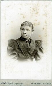 MiF Junge Frau mit Brosche.jpg