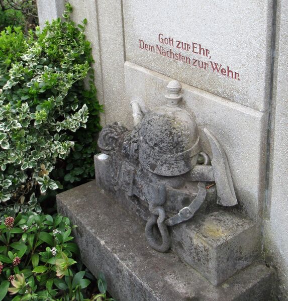 Datei:Vogel-Grab Feuerwehrmann.JPG