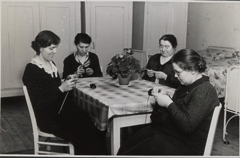 Datei:Feierabend im Mädchenzimmer.png