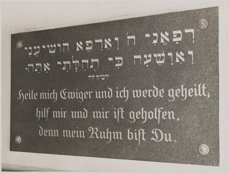 Datei:Tafel beim Eingang.png