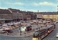 Fürther Freiheit um 1970 mit Wochenmarkt und Straßenbahn, Treppen noch mit Luftschutzfarbe versehen <span class="smw-highlighter" data-type="8" data-state="inline" data-title="Hinweis" title="Lizenz: CC BY-SA 3.0"><span class="smwtticon note"></span><span class="smwttcontent">Lizenz: CC BY-SA 3.0</span></span>