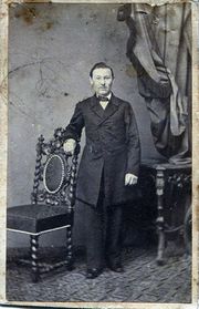 Greiner Mann mit Stuhl.jpg