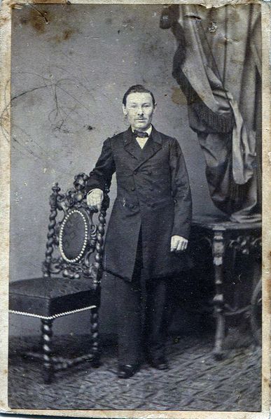 Datei:Greiner Mann mit Stuhl.jpg