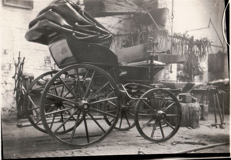 Datei:Kutsche in der Schmiede.jpeg
