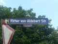 Straßenschild Ritter-von-Aldebert-Straße mit Erläuterung <span class="smw-highlighter" data-type="8" data-state="inline" data-title="Hinweis" title="Urheber: Doc BenditLizenz: CC BY-SA 3.0"><span class="smwtticon note"></span><span class="smwttcontent">Urheber: <!--LINK'" 2:12--><br>Lizenz: CC BY-SA 3.0</span></span>
