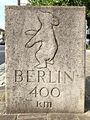Skulptur <a class="mw-selflink selflink">Berliner Meilenstein</a> am Königsplatz, Juli 2025 <span class="smw-highlighter" data-type="8" data-state="inline" data-title="Hinweis" title="Urheber: LadyJLizenz: copyright"><span class="smwtticon note"></span><span class="smwttcontent">Urheber: LadyJ<br><br>Lizenz: copyright</span></span>